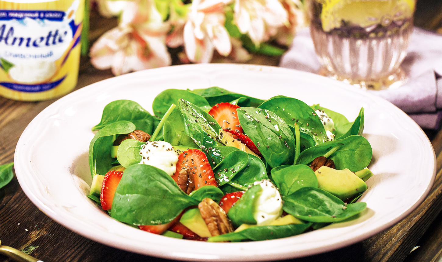 Вкусный и полезный рецепт весеннего салата со шпинатом и клубникой