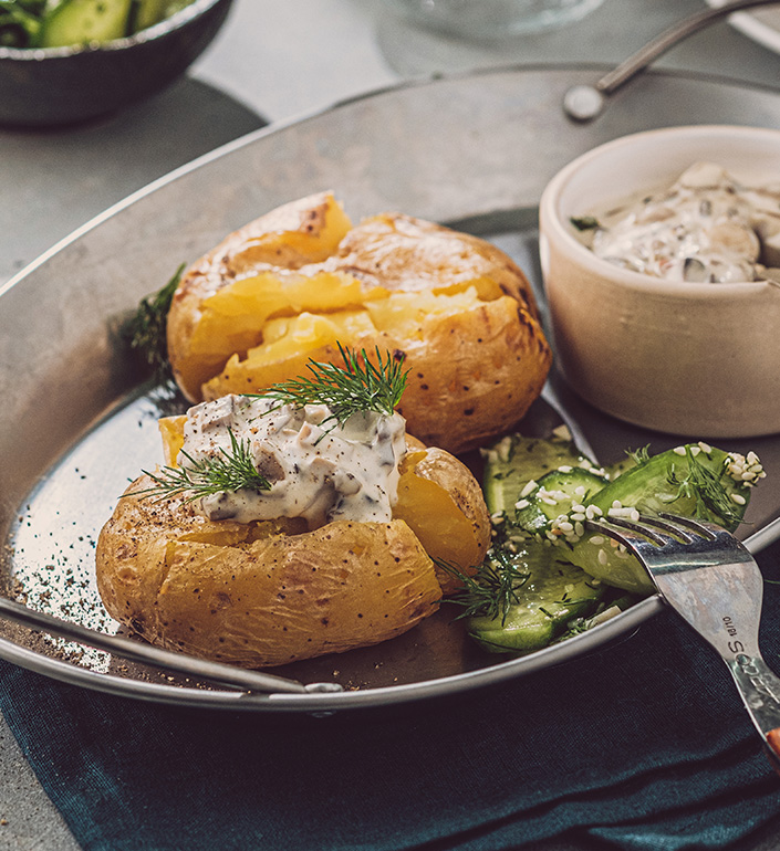 Печеные блюда. Картофель запеченный с грибами. Печеная картошка с грибами. Запеченная картошка с грибами. Картошка с белыми грибами.
